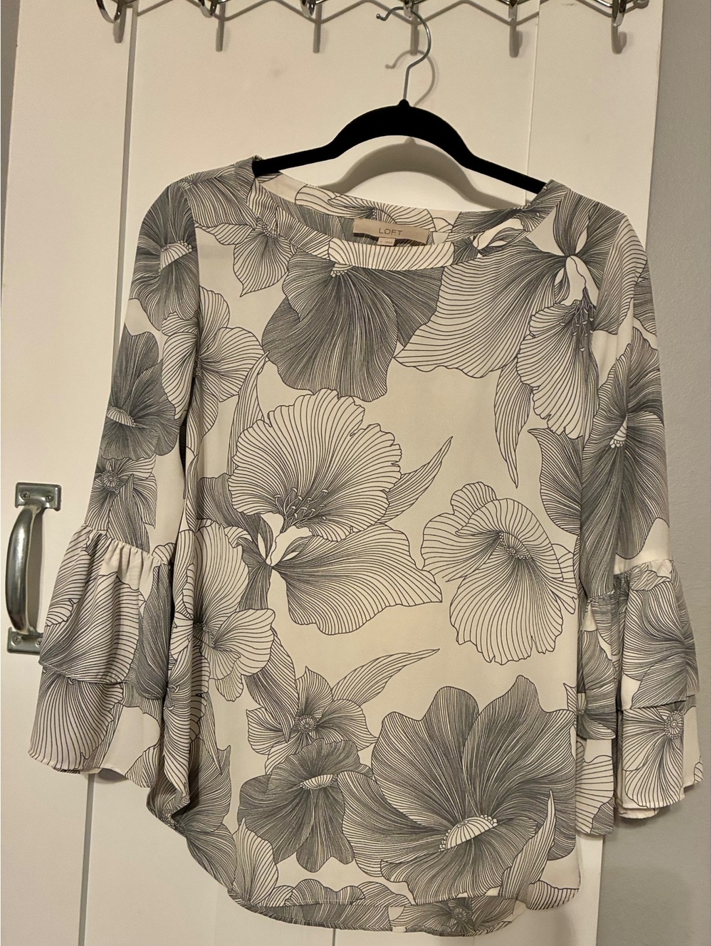 Ann Taylor LOFT Black & White Floral Multi-Tiered Bell Sleeve Blouse Size Small